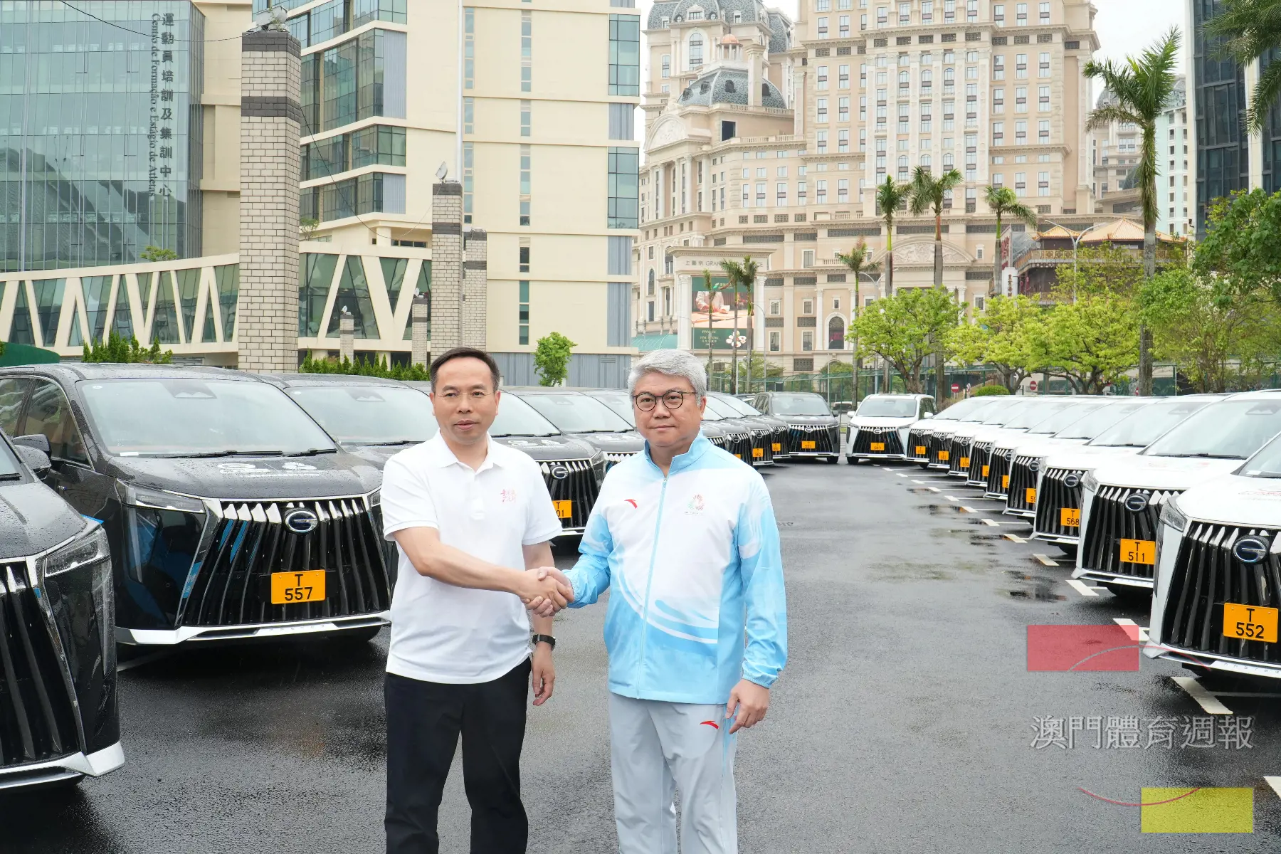 王順勝、潘永權與E9 PHEV車陣合影.jpg